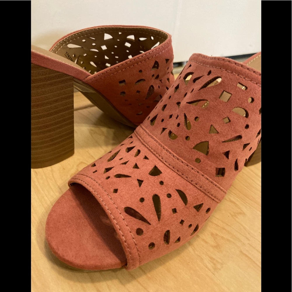 Size 6.5 American Eagle Dusty Rose Laser-cut Clogs